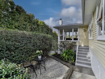 Timeless weatherboard, convenient location