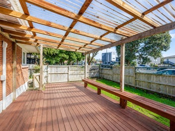 Convenient Pakuranga Living, Full of Potential