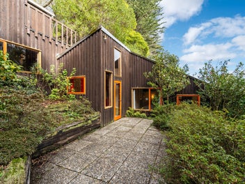 A Retro Gem in the Heart of Macandrew Bay