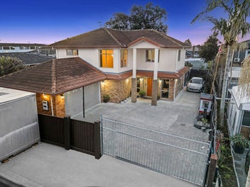 Spacious Family Living + 6 Car Parks!