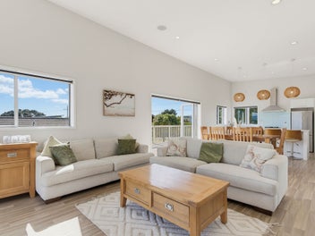 Deck Entertaining, Brynderwyn Hill Views!