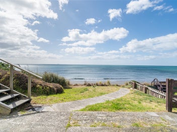 Prime Beachfront - Bring the Builder or Bulldozer!