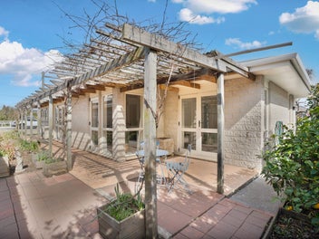 Perfect Townhouse - Location & Easy-Care Living