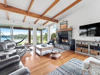 Expansive, Sun-Filled Living in Tawharanui