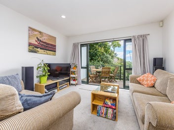 DOUBLE GRAMMAR ENTRY LEVEL HOME IN REMUERA