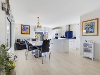 A home for every season in Purnell Mews!