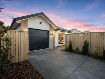 Brand New, Sunny, Single Level