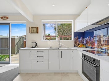 Sunny Courtyard Living in Central Whakatane