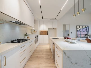 Stylish Corner Gem - Sun, Space & Granny Potential
