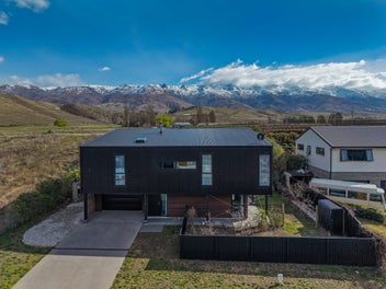 Contemporary Living in Pisa Moorings