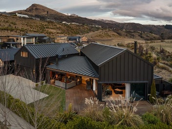 Spacious Arrowtown Living with Added Income