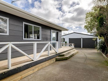 PRIVATE POSITION, BIG GARAGE, SUNNY BACKYARD