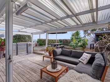 COASTAL CHIC - WITH SEPARATE ACCOMMODATION