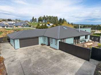 Spacious Family Home with Views to Saddle Hill