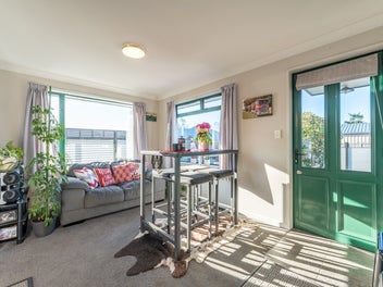 Sunny & Modern Townhouse Living