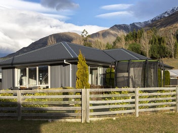 All-Day Sun, Mountain Views & Easy Living