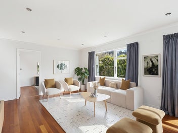 CHARMING COASTAL RETREAT IN LYALL BAY