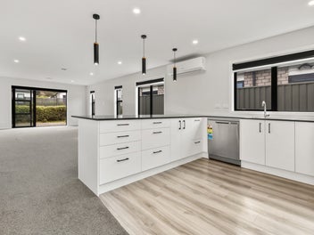 Single level living in popular Kenepuru