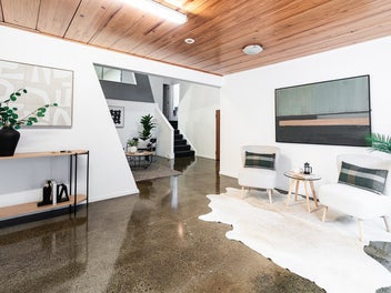 STYLISH INNER CITY APARTMENT