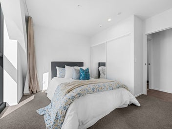 Wake Up to Sea Views: Modern 1 Bed + Study in DGZ