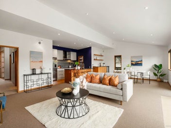 PEACEFUL SPACIOUS CITY FRINGE LIVING