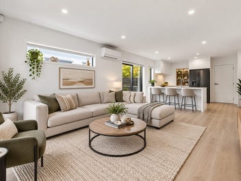 Near New, Stylish. Bonus Off-Street Park