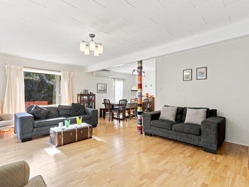 A Peaceful, Versatile Sanctuary Close to Town