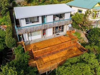 Sun, Views & Easy Living - A Top-Floor Retreat