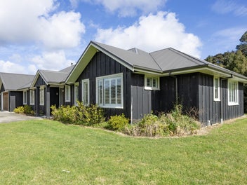 Stunning 4 Bed, 3.5 Bath Relocatable Family Home!!