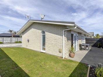 Convenient, Easy-care Living, Fantastic Location!