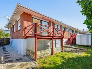 Solid Brick & Tile Beauty – Sunny & Walk to Train!