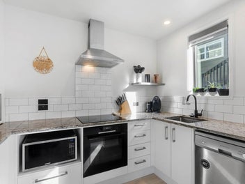 MODERN FREEHOLD HOME – OWNERS ARE MOTIVATED!