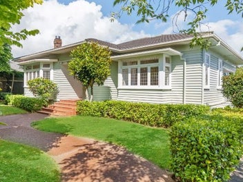 Gorgeous 1920s Bungalow 3 Bed Character Home