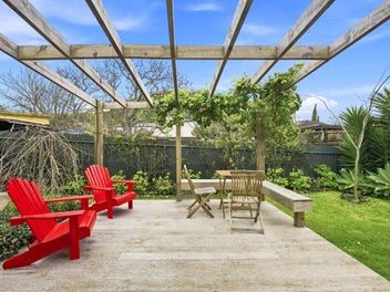 Renovated, Sunny & Seriously Spacious Outdoors!