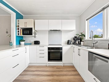 Renovated, Sunny & Seriously Spacious Outdoors!
