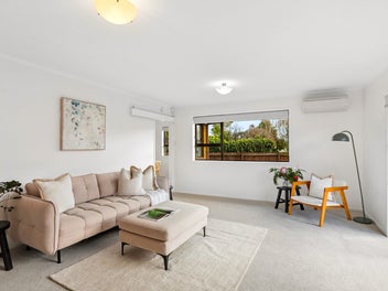 Effortless Living In A Prime Cul-De-Sac Setting!