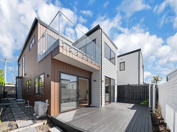 Macleans Zone with Sea views