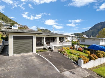 Easy Living, Water Views, Walk to Town