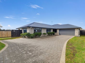 Double Glazed - Stylish Home with Scullery.