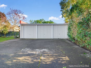 BIG HOME. HUGE GARAGING. PRIME CITY POSITION!