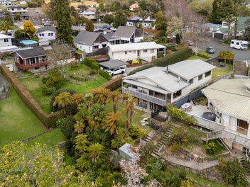 Character Filled Family Home: Chickens included...