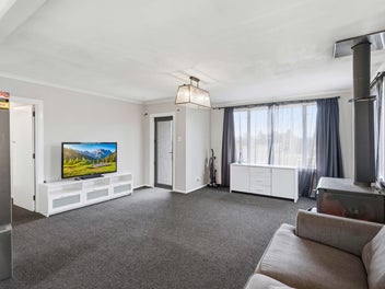 Modern Comfort, Quiet Cul-de-Sac Living!