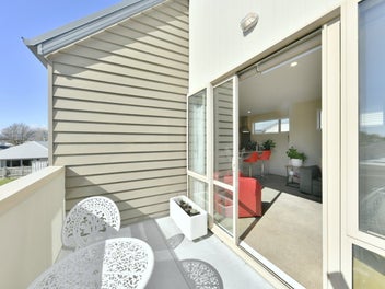 Sunny Spacious Apartment With Lock-Up Garage