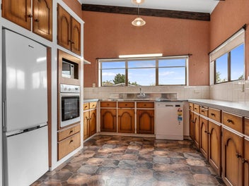 Spacious Family Favourite in Popular Fairway Drive