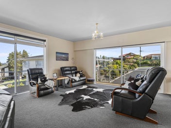 Nukuhau Home and Income Potential With Lake Views