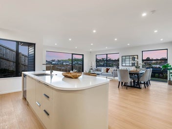 Sunny Family Home with Stunning Views