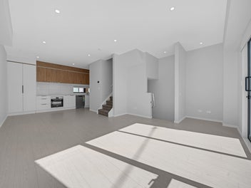 Freehold with 3 Beds Plus Study and Garage !!