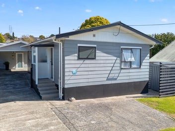 Home & Income. Two Separate Dwellings. Immaculate!
