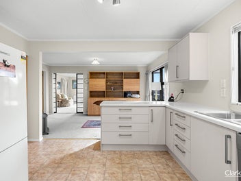 Charming Paremata Townhouse Awaits You!