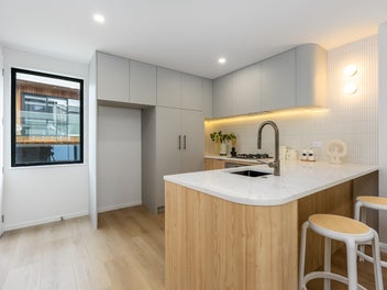 Rangi Zone + Standalone house with Seaview